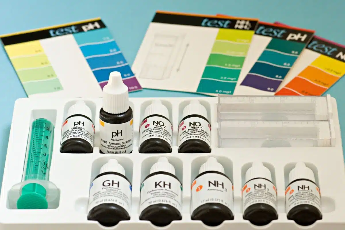 Test de l’eau d’un aquarium d’eau douce avec kit à réactifs Kit de test de l’eau d’un aquarium d’eau douce avec flacons réactifs pH, nitrites, GH, KH et ammoniaque et nuanciers colorés